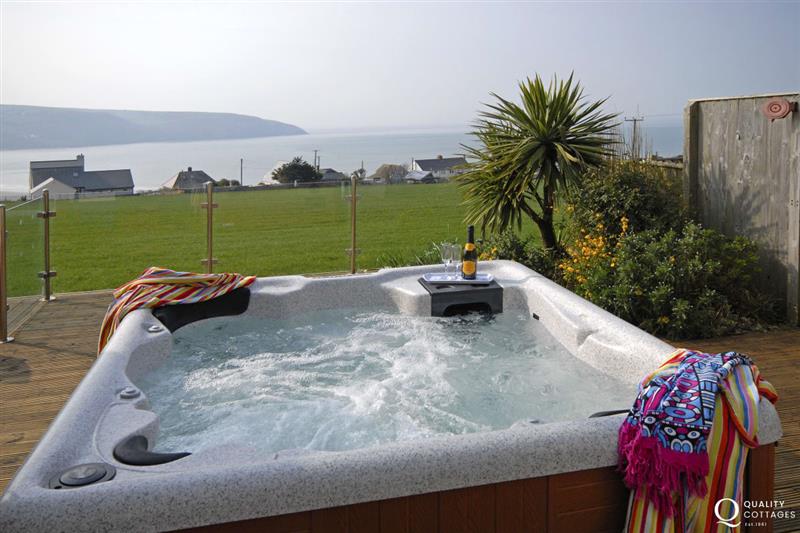 Gwbert holiday home with hot tub at Craig Silian, Gwbert