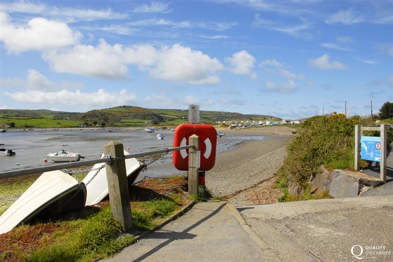 Low tide along the shore of the Teifi Estuary near ’The Patch’ and the sailing club at Gwbert at Craig Silian, Gwbert