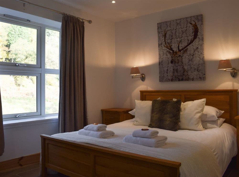 Cosy double bedroom with en-suite (photo 2) at Craigmuick Cottage in Aberfoyle, Stirlingshire