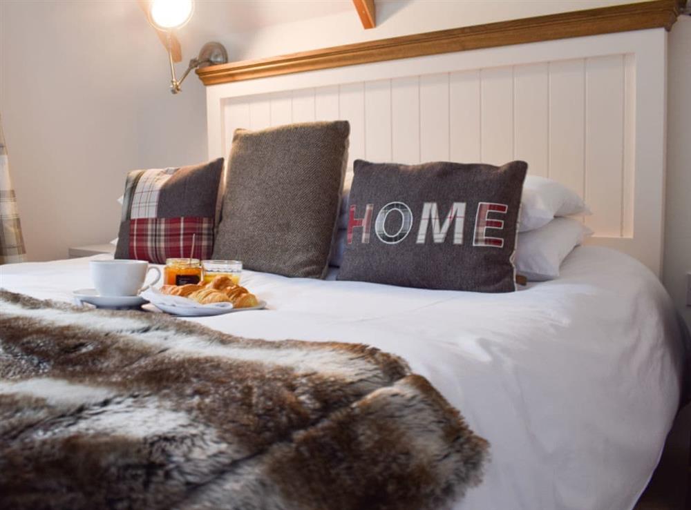 Cosy double bedroom with en-suite (photo 4) at Craigmuick Cottage in Aberfoyle, Stirlingshire