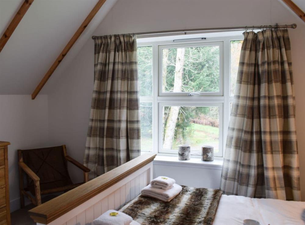 Cosy double bedroom with en-suite (photo 6) at Craigmuick Cottage in Aberfoyle, Stirlingshire