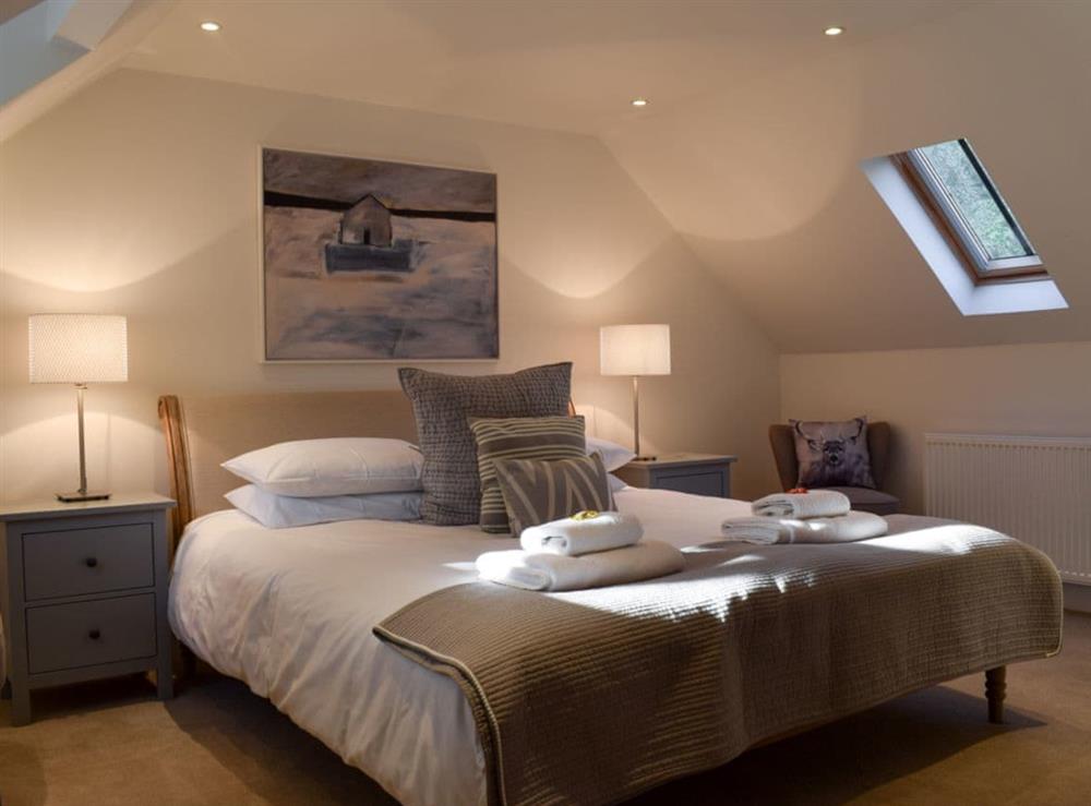 Cosy double bedroom with en-suite at Craigmuick Cottage in Aberfoyle, Stirlingshire