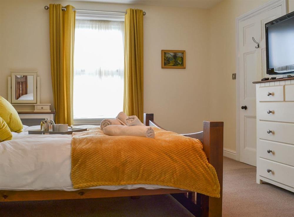 En-suite bedroom with smart tv at Cranford House in Cranford, near Clovelly, Devon