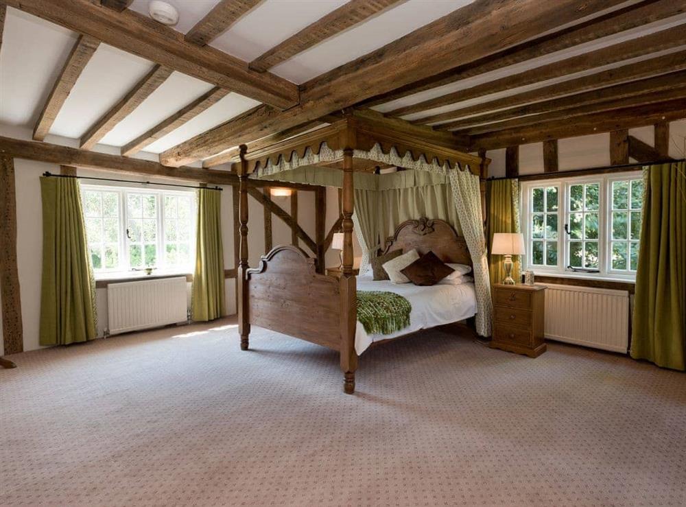 Double bedroom hosting a 5ft four poster bed, en-suite bathroom with over-bath shower and toilet (photo 2) at Cravens Manor in Henham, near Southwold, Suffolk