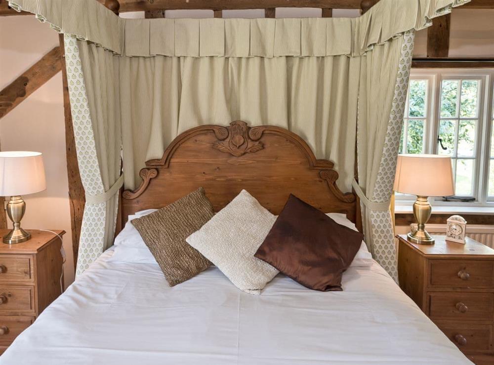 Double bedroom hosting a 5ft four poster bed, en-suite bathroom with over-bath shower and toilet (photo 3) at Cravens Manor in Henham, near Southwold, Suffolk