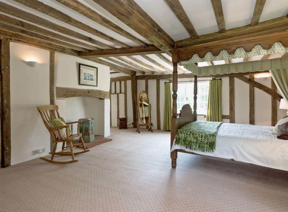 Double bedroom hosting a 5ft four poster bed, en-suite bathroom with over-bath shower and toilet (photo 4) at Cravens Manor in Henham, near Southwold, Suffolk