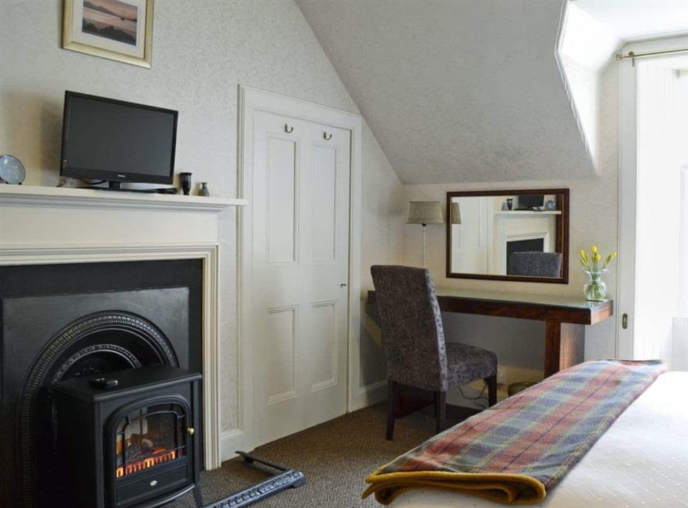 Beautifully presented double bedroom with kingsize bed (photo 2) at Creag Darach Cottage in Aberfoyle, near Callander, Stirlingshire, Scotland