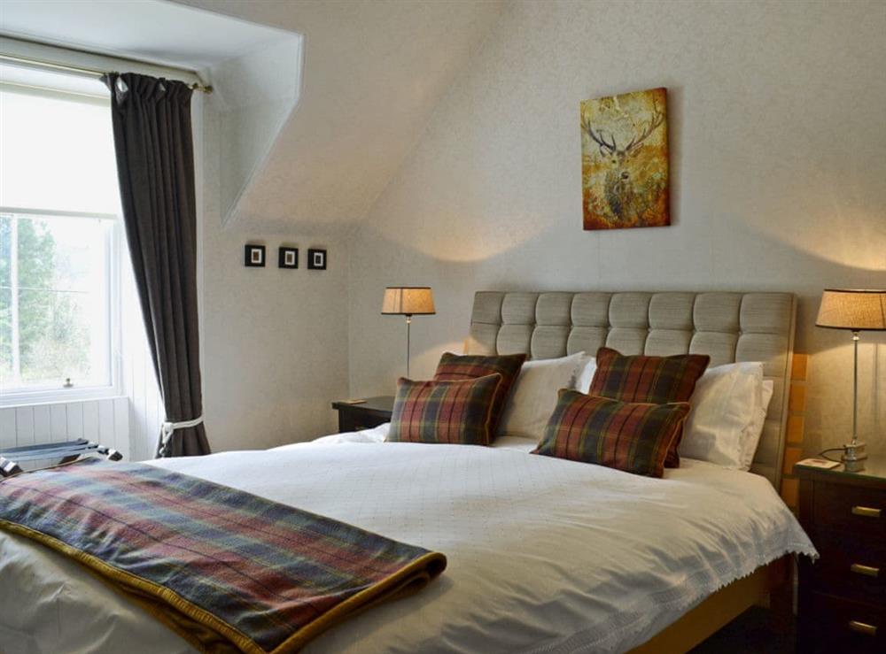 Beautifully presented double bedroom with kingsize bed at Creag Darach Cottage in Aberfoyle, near Callander, Stirlingshire, Scotland