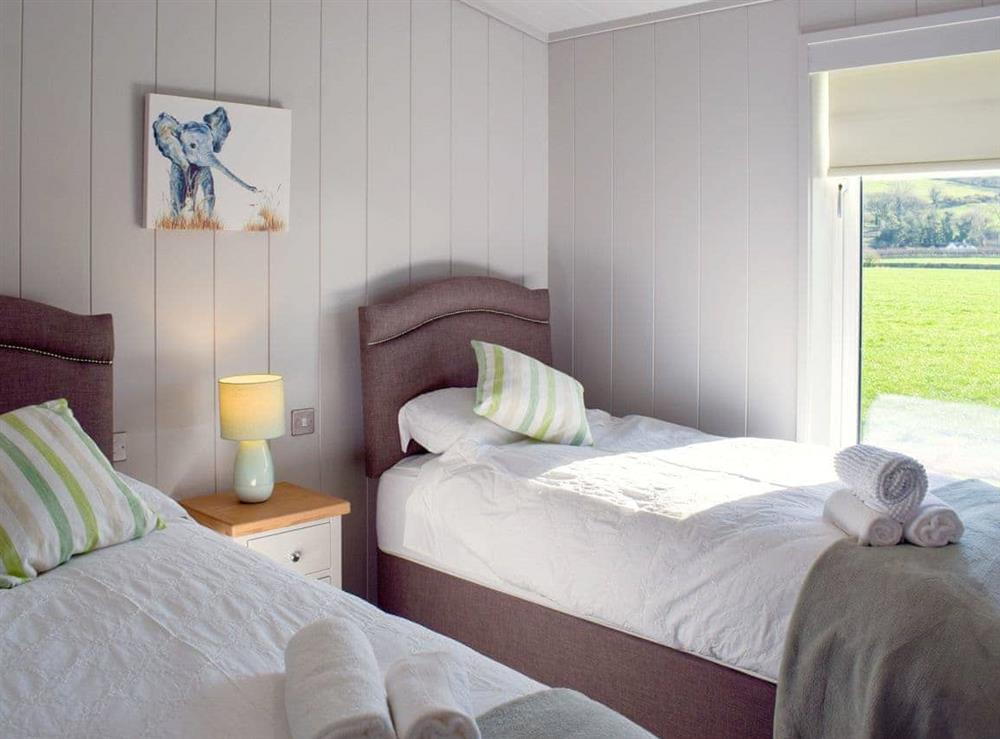 Comfy twin bedroom at Lodge 2, 