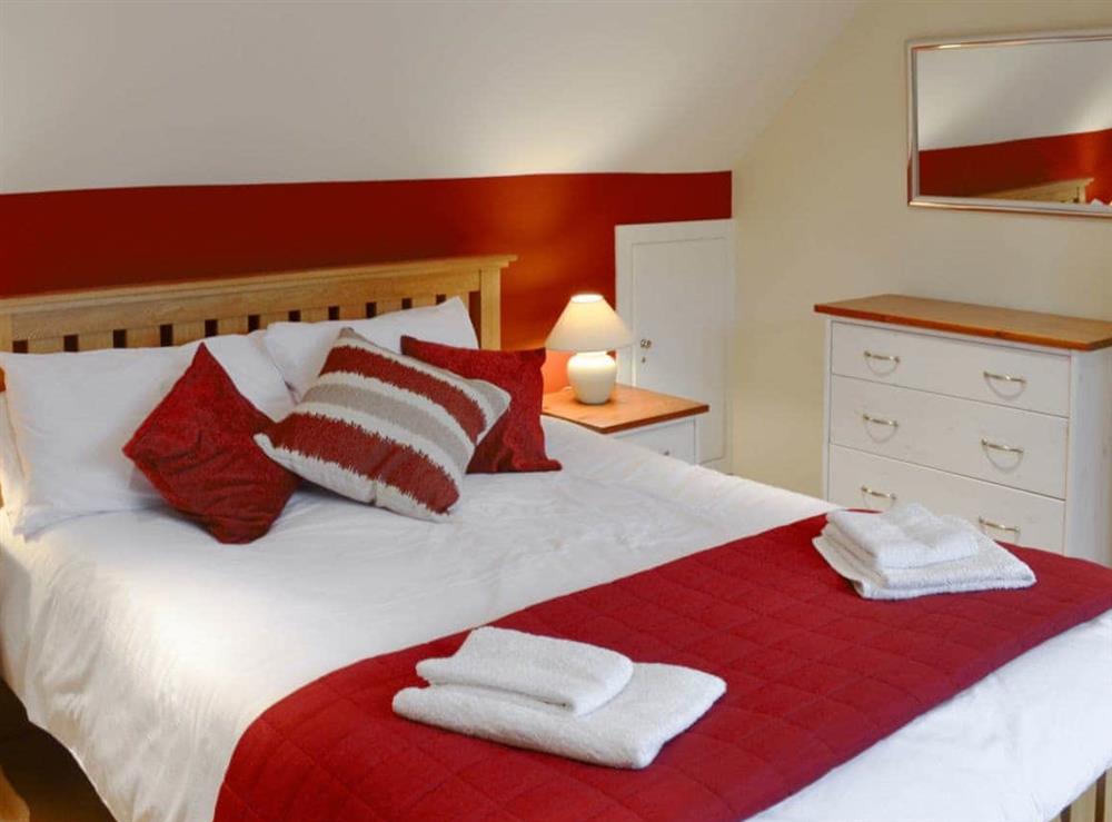 Well presented double bedroom at Creekside in Wadebridge, near Padstow, Cornwall