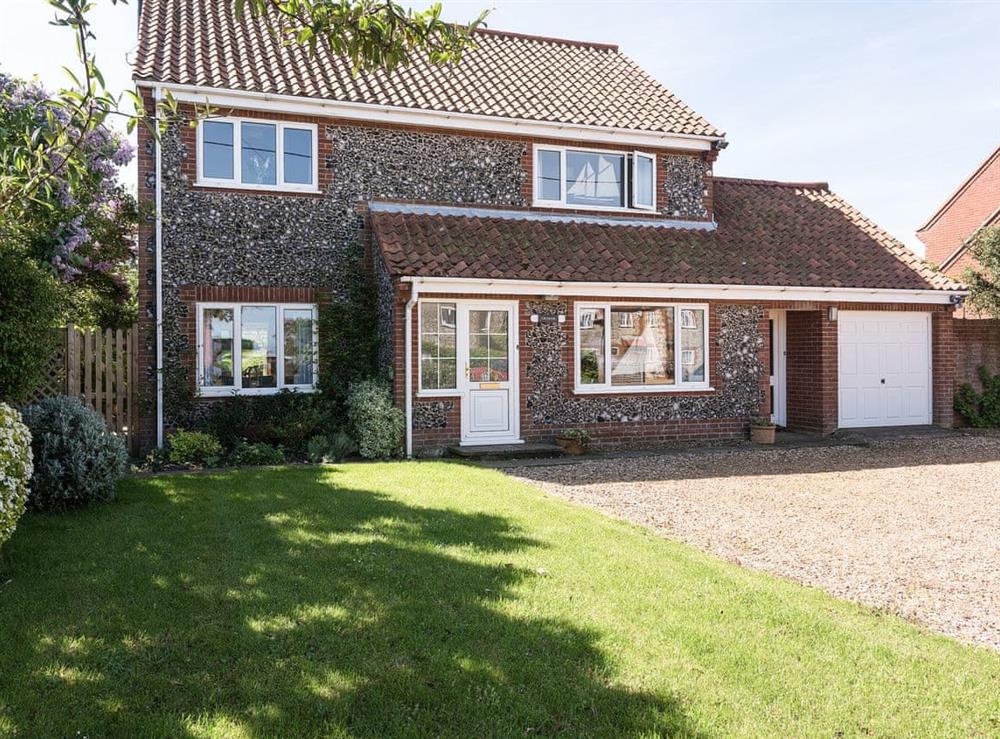 Detached holiday home with private parking at Crinkum in Titchwell, near Hunstanton, Norfolk