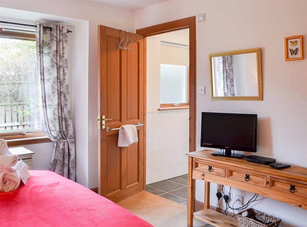 Charming double bedroom with en-suite at Croftside House in Aviemore, Inverness-Shire