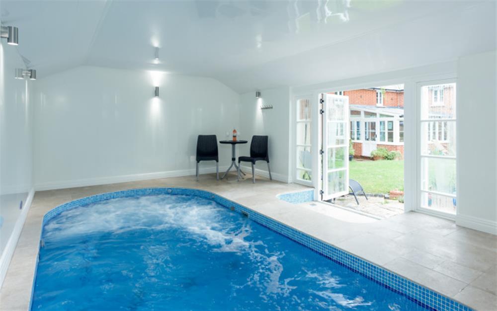 The swimming pool at Crossroads Cottage in Fordingbridge