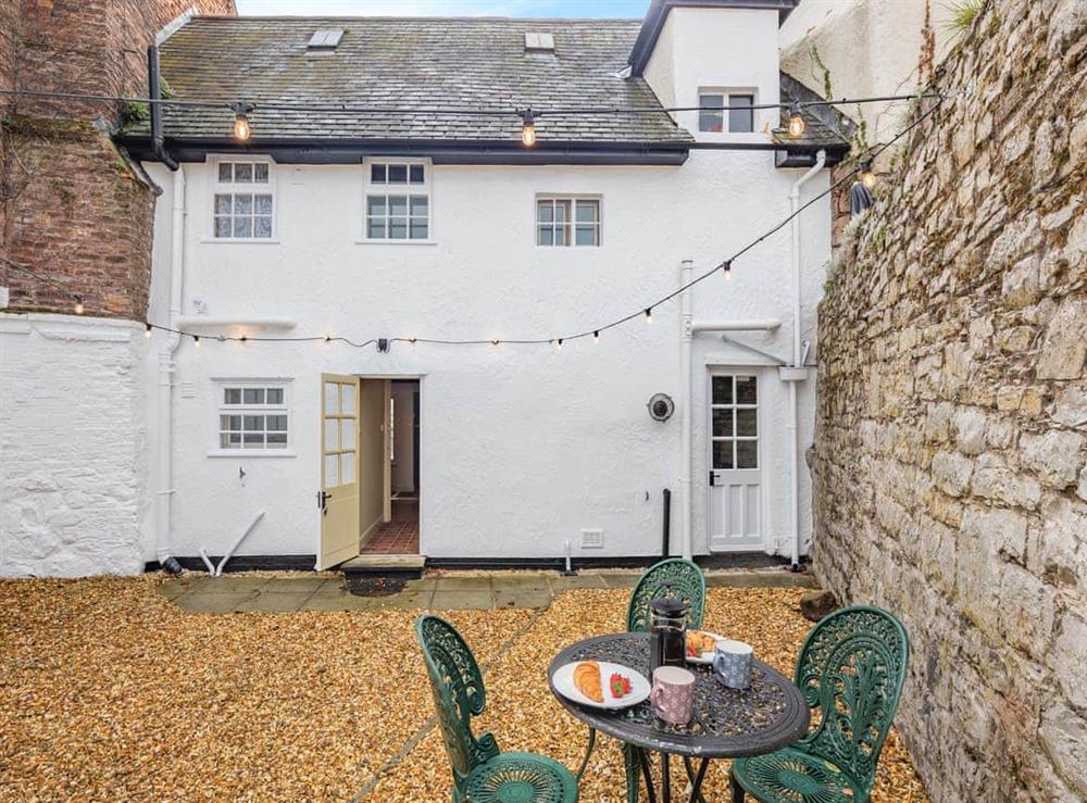 Sitting-out-area at Crown Cottage in Ruthin, Denbighshire