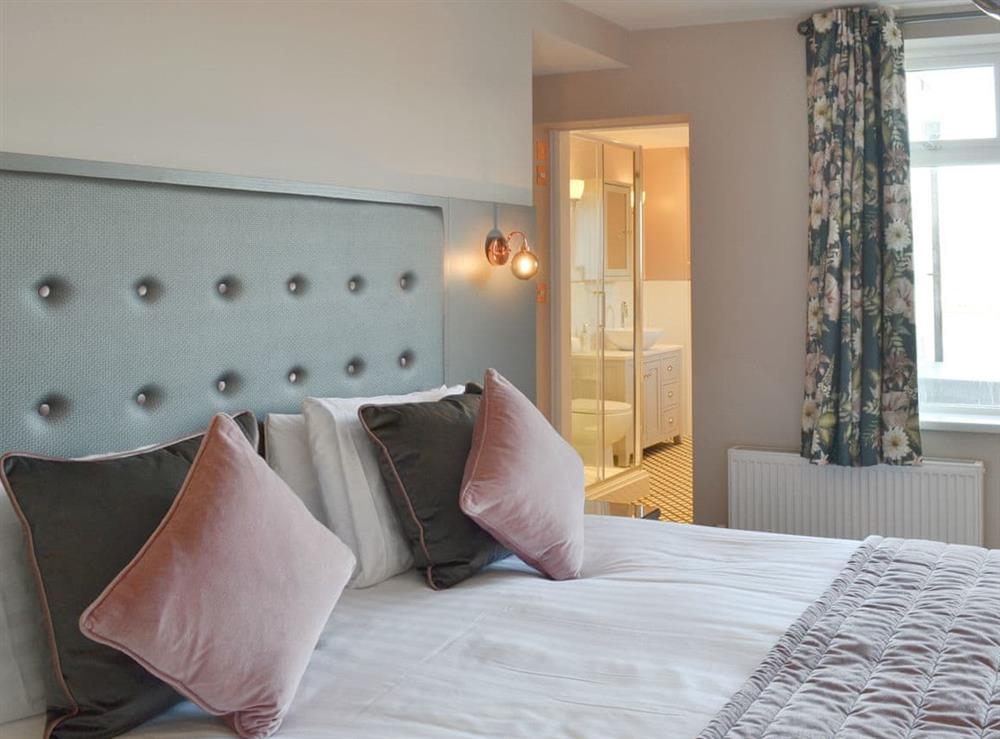Well presented double bedroom with en-suite at Crows Nest in Bridlington, Yorkshire, North Humberside