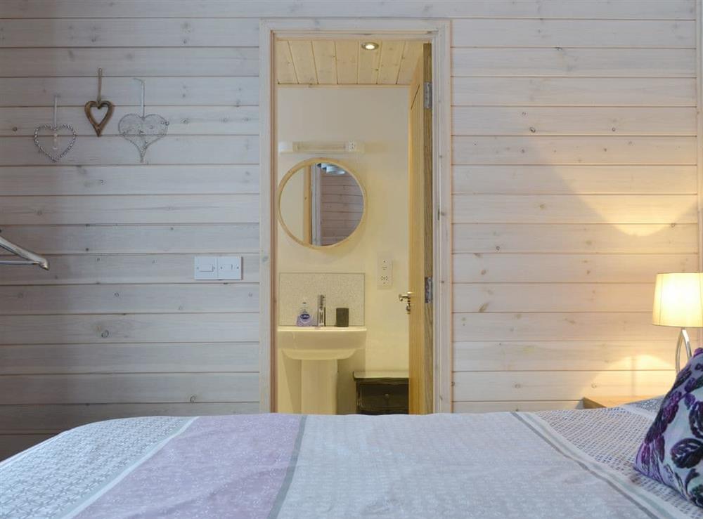 Comfortable en-suite double bedroom at Cruachan in Glentruim, near Newtonmore, Inverness-Shire