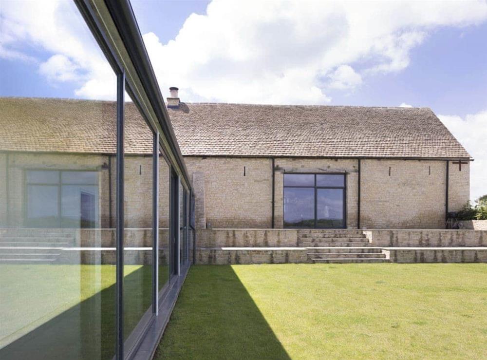 Garden and terrace area at The Cotswolds Barn, 