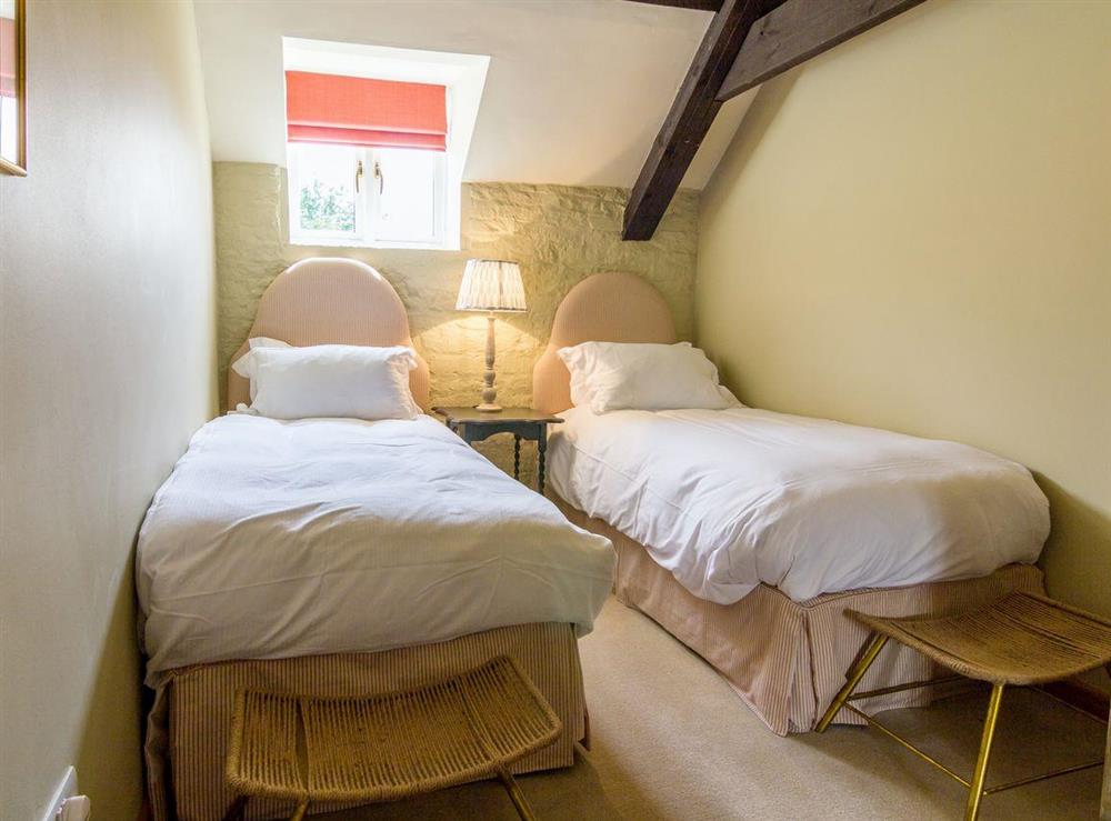 Cosy twin bedroom at The Long Barn, 