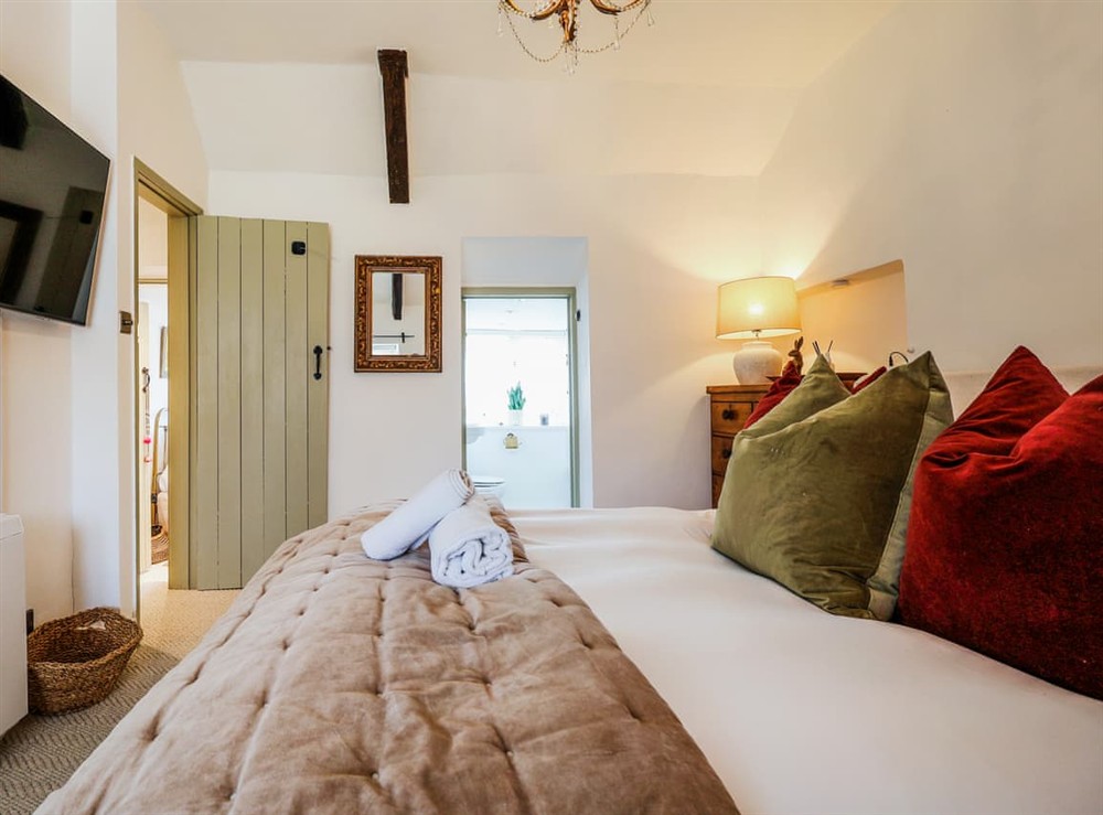 Double bedroom (photo 2) at Crumble Cottage in Bradford-on-Avon, Wiltshire
