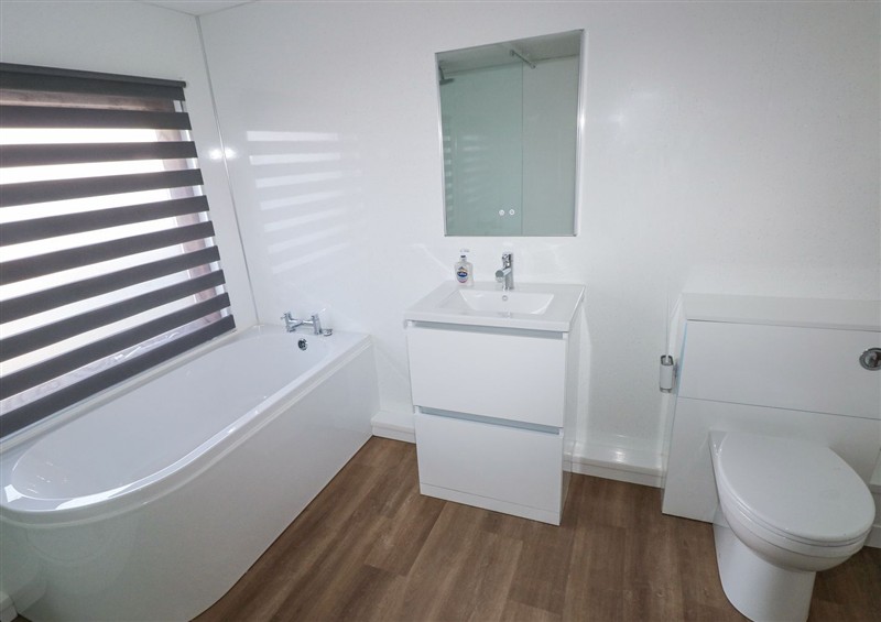 The bathroom at Cuddfan, Llanteg