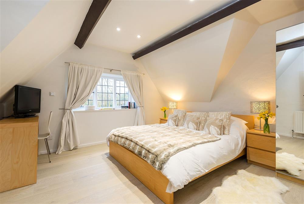 Bedroom with 5’ king-size bed at Culls Cottage, Southrop