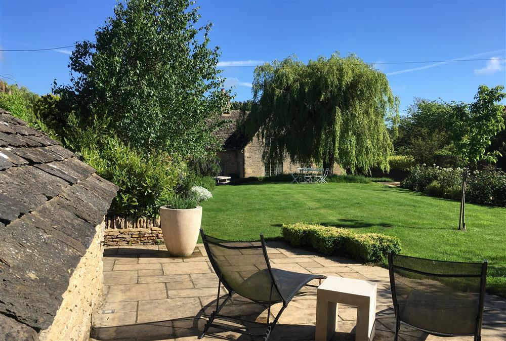 Large garden with paved terrace and sun loungers at Culls Cottage, Southrop