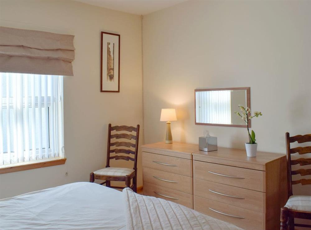 Well presented double bedroom (photo 2) at Willow Cottage, 