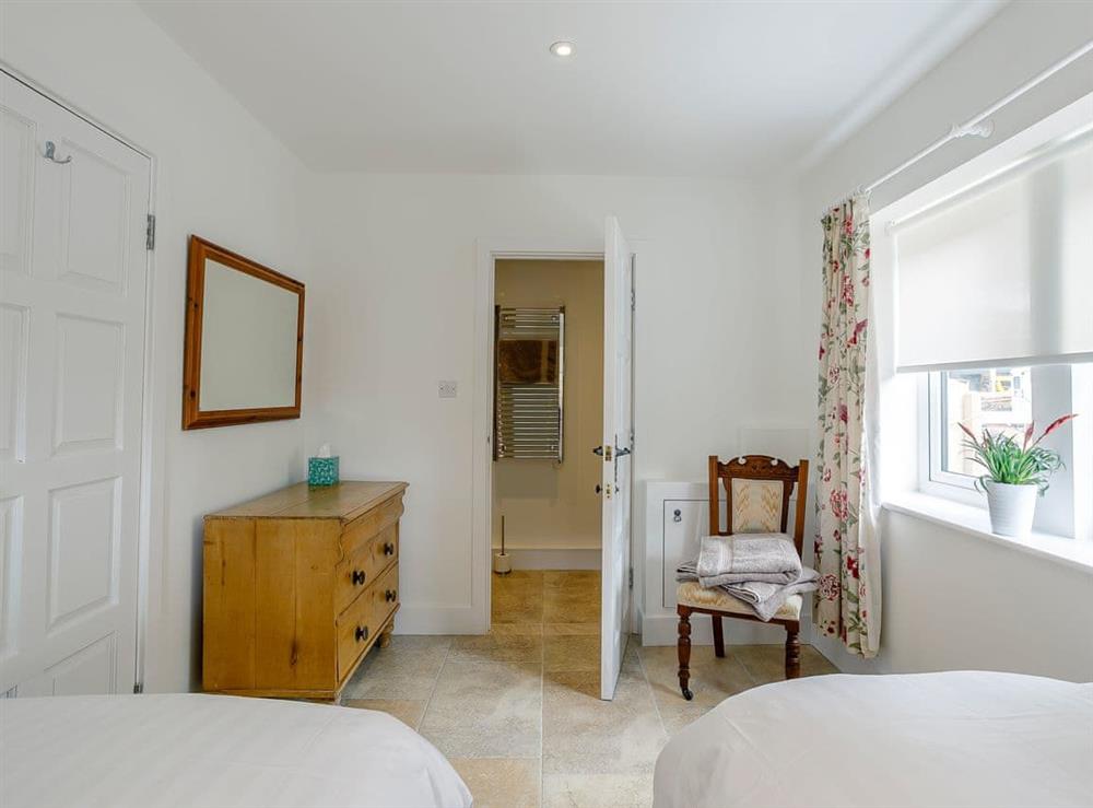 Charming twin bedroom with en-suite (photo 2) at Cunliffe Cottage in Hathersage, Derbyshire