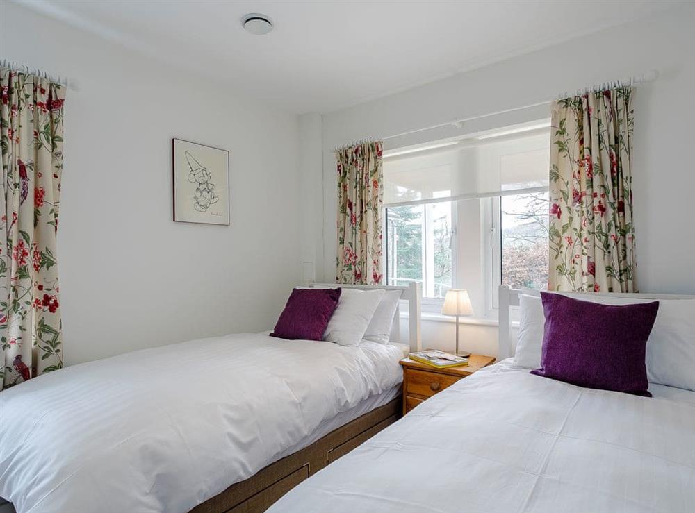Charming twin bedroom with en-suite at Cunliffe Cottage in Hathersage, Derbyshire