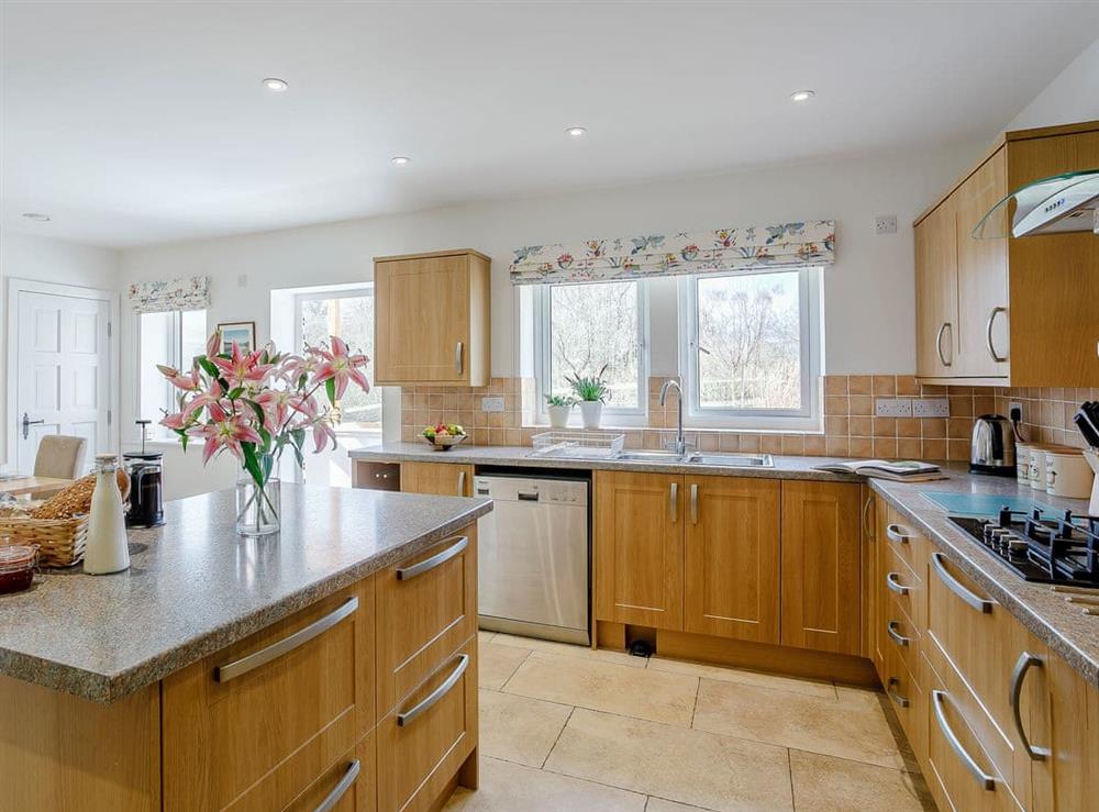 Impressive kitchen/dining room (photo 3) at Cunliffe Cottage in Hathersage, Derbyshire