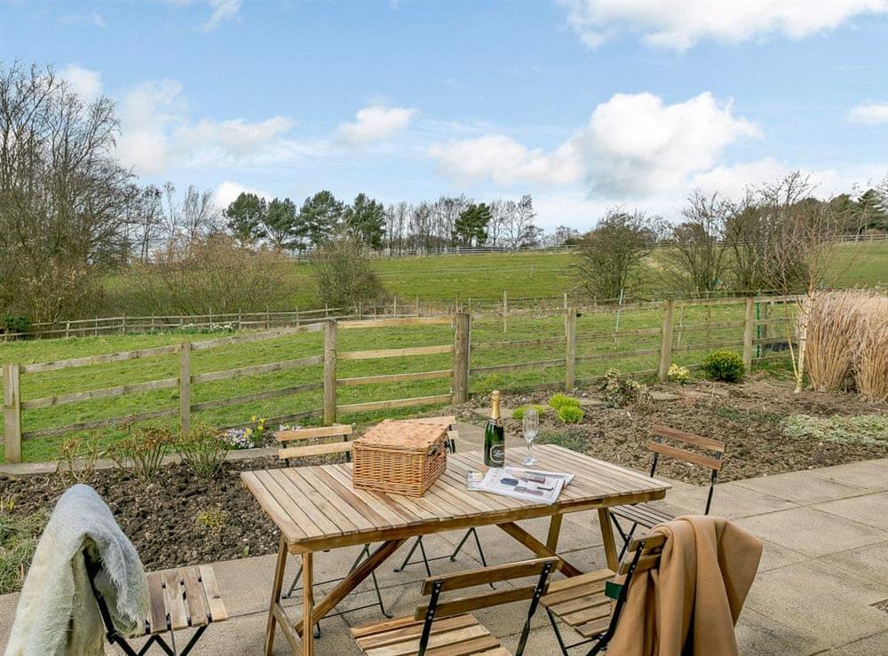 Relaxing sitting-out-area with stunning views at Cunliffe Cottage in Hathersage, Derbyshire
