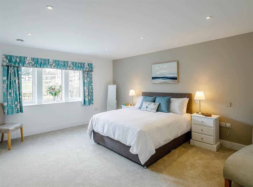 Spacious double bedroom with en-suite at Cunliffe Cottage in Hathersage, Derbyshire