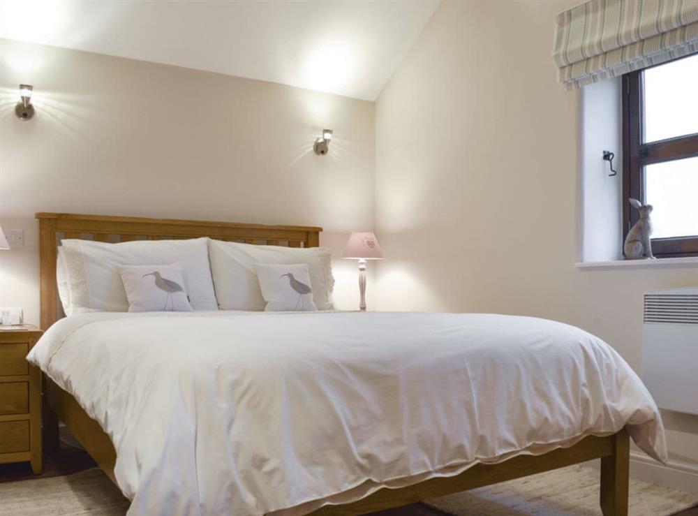 Relaxing double bedroom at Curlew Barn in Leyburn, North Yorkshire