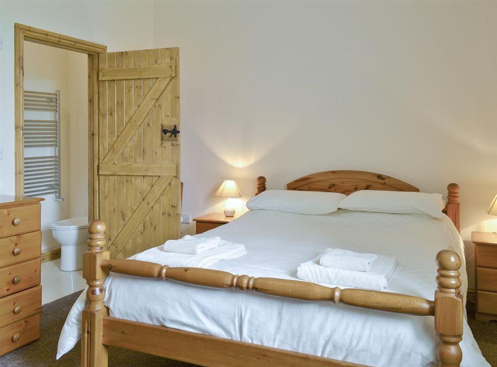 Master bedroom with en-suite facilities at Curlew Cottage in Belford, near Bamburgh, Northumberland