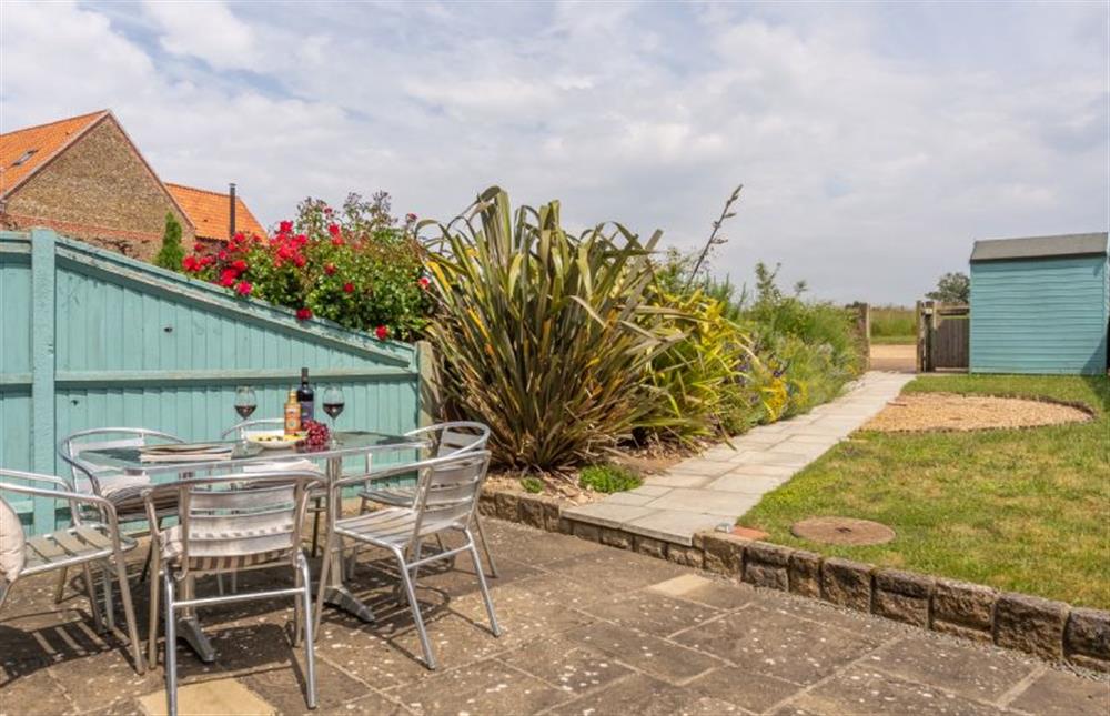 Curlew Cottage: Outside patio area with outdoor furniture for six