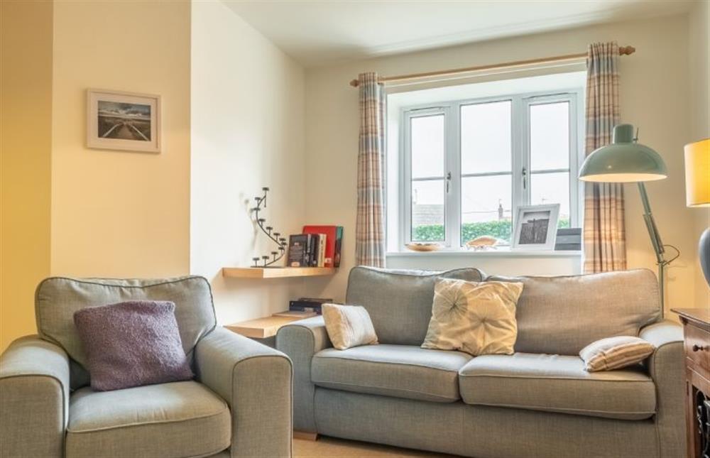 Curlew Cottage: There is plenty of seating for up to six people