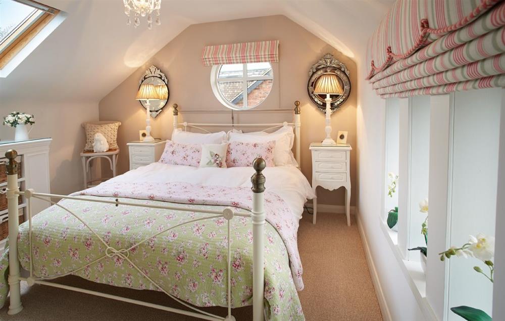 Double bedroom with 4’ 6 bed at Curlew Cottage, Lower Peover