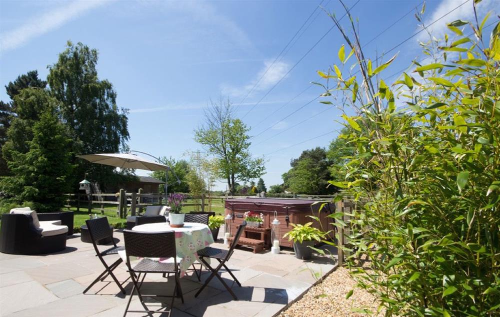 Fully enclosed garden with garden furniture, barbecue and hot tub at Curlew Cottage, Lower Peover