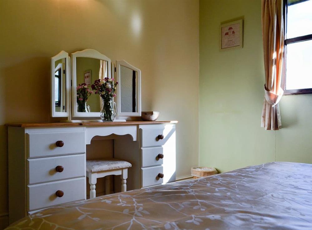 Double bedroom witn en-suite shower room (photo 2) at Magpie, 