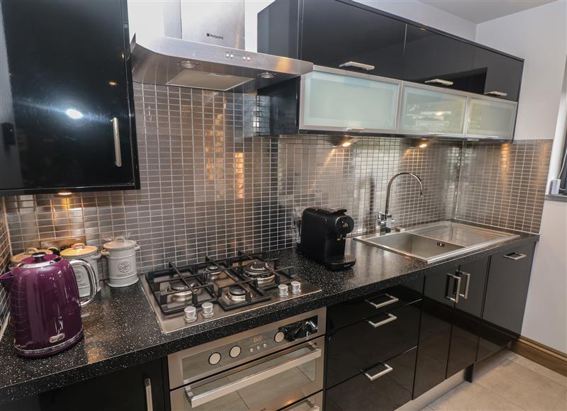 The kitchen at Cwtch Apartment - Pen Coed, Saundersfoot