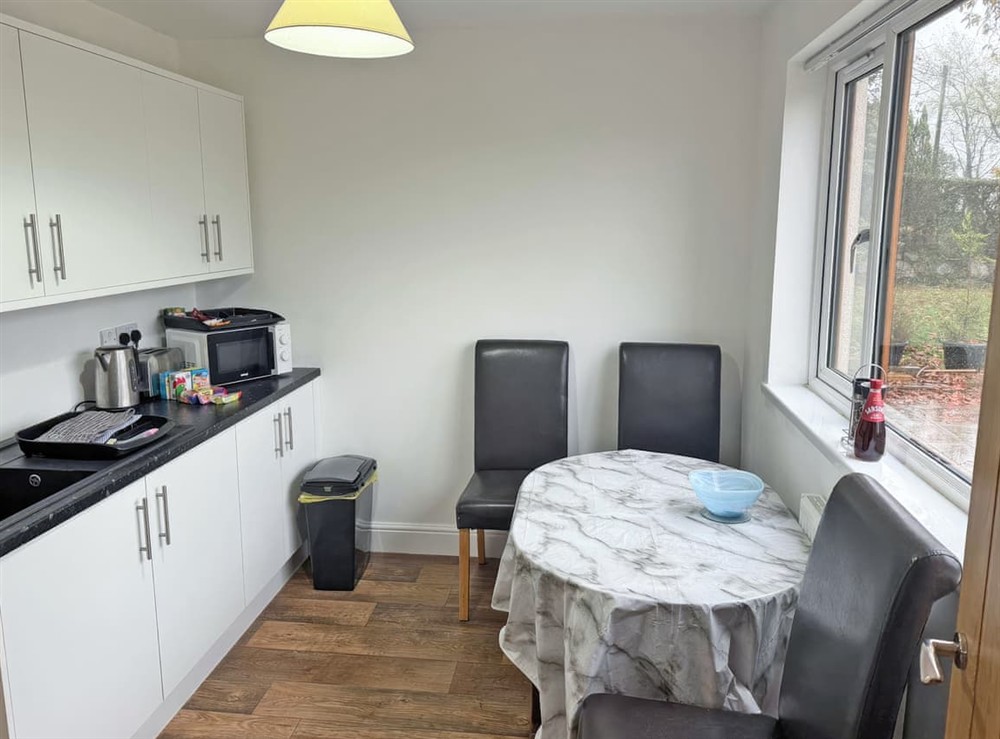 Kitchen/diner at Cwtch Delfryn in Rhosammon, Ammanford, Dyfed