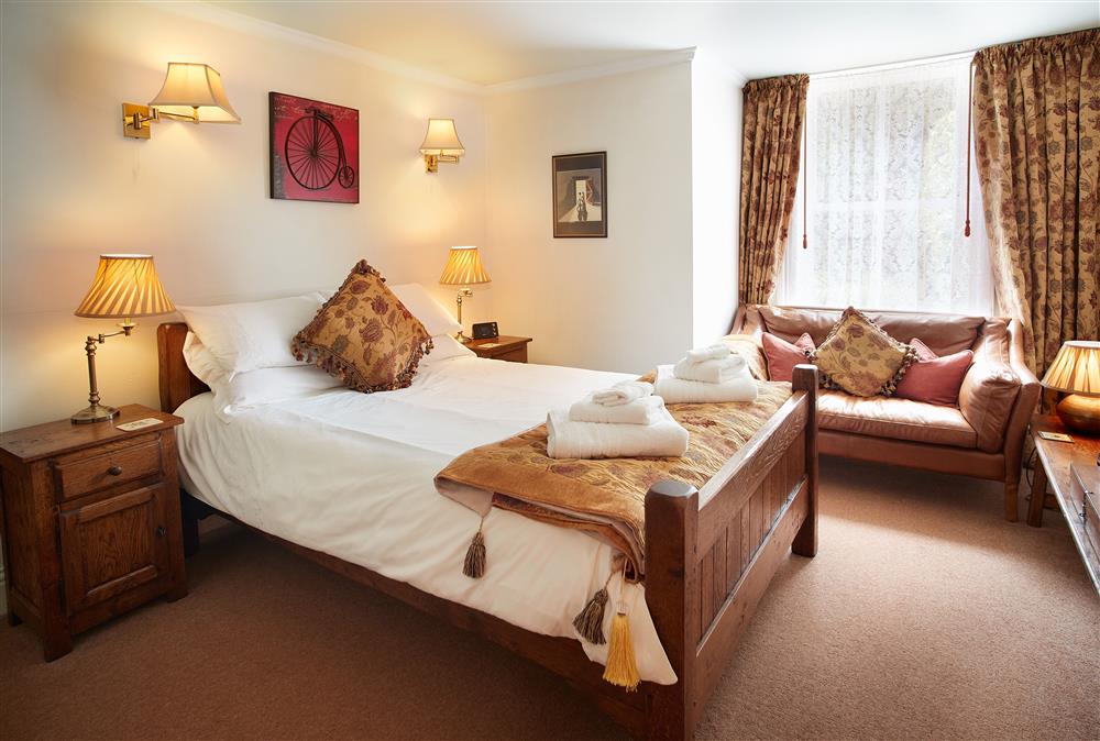 Master suite with 5’ king-size bed, dressing room and en-suite bathroom at Cygnet Apartment, Harrogate