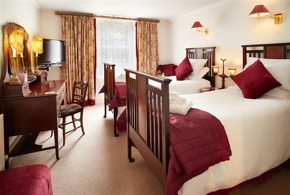 Second bedroom with twin beds and en-suite shower room at Cygnet Apartment, Harrogate