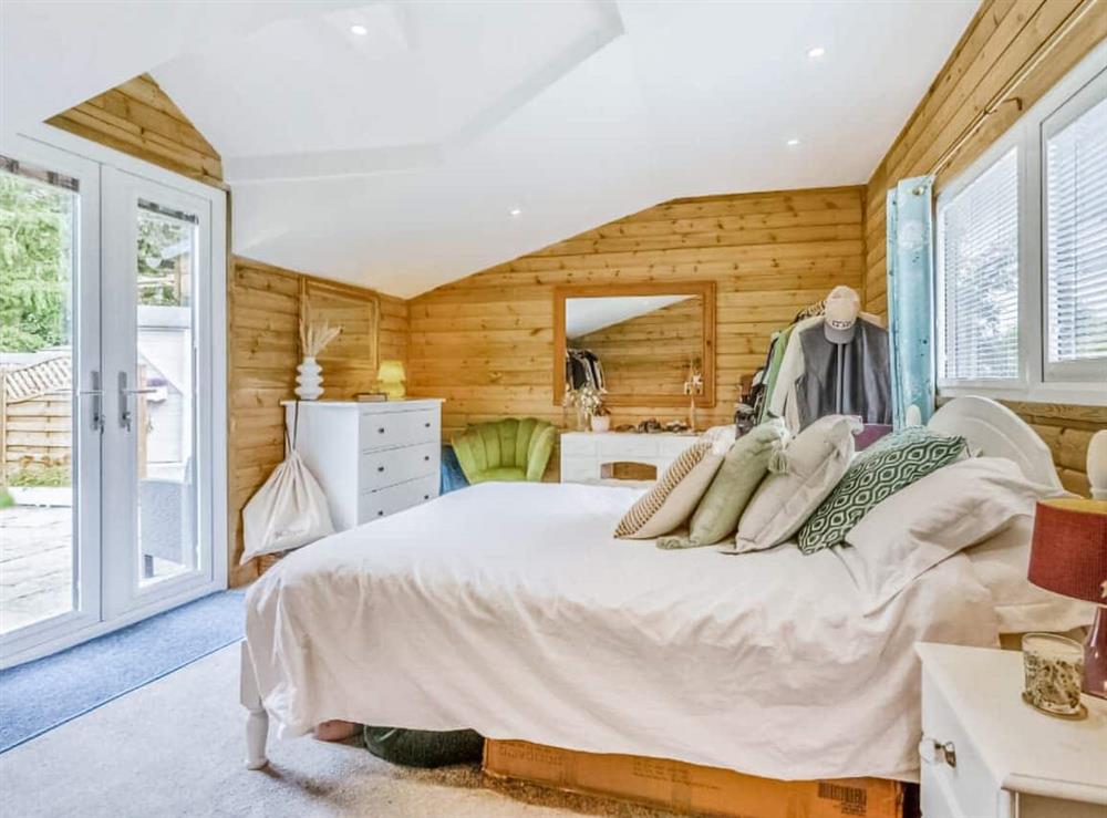 Double bedroom at Dai Boy Cabin in Llwynhelig, South Glamorgan