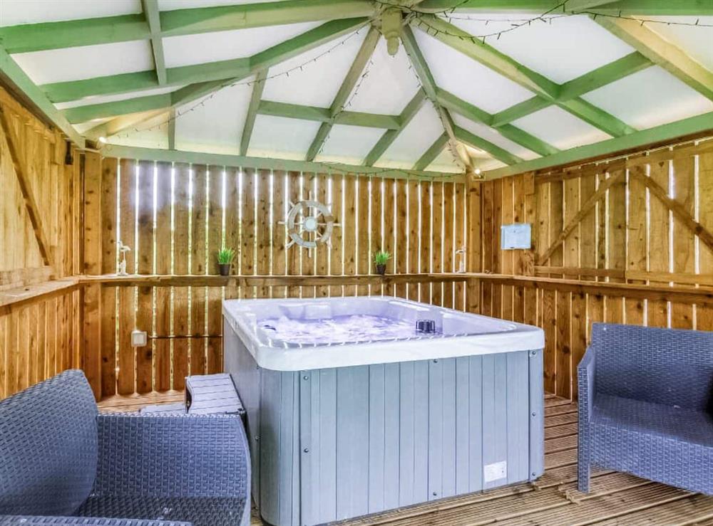 Hot tub at Dai Boy Cabin in Llwynhelig, South Glamorgan