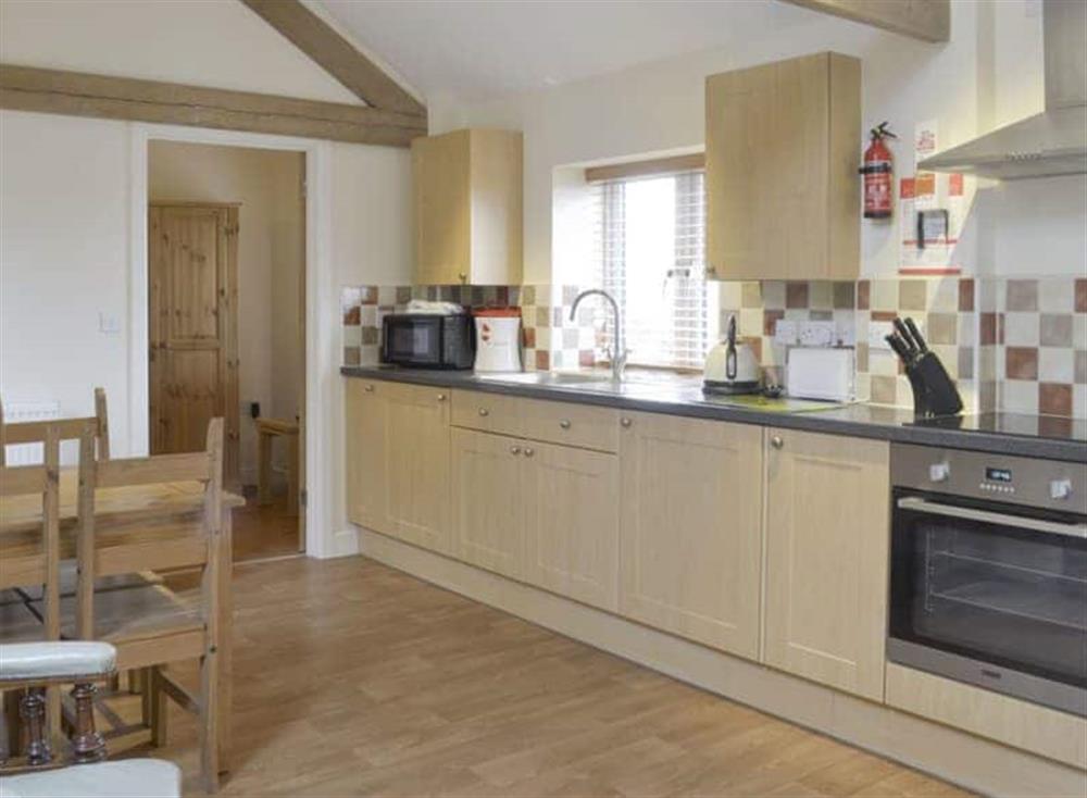 Well-equipped fitted kitchen at Dairy Cottage in 