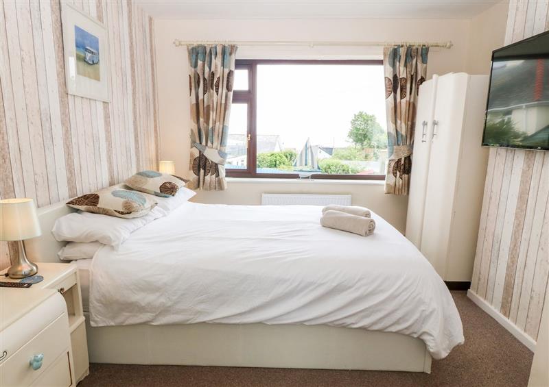 A bedroom in Daisy Cottage at Daisy Cottage, Benllech