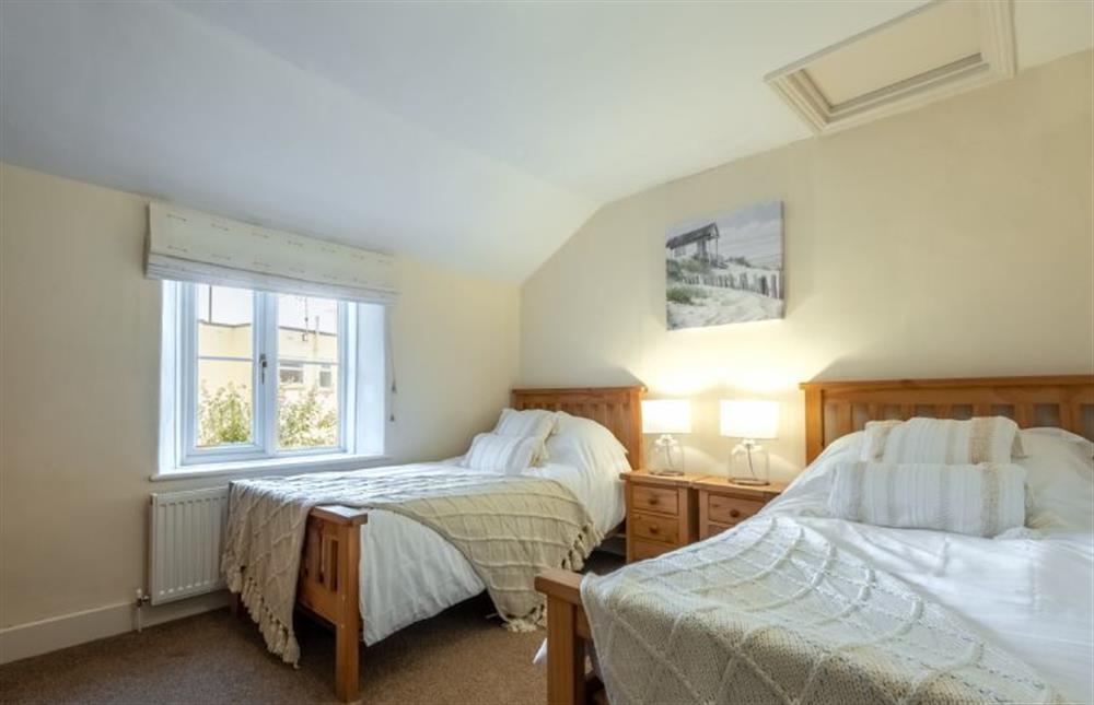 First floor: Bedroom two with twin 2ft6 single beds at Daisy Cottage, Holt