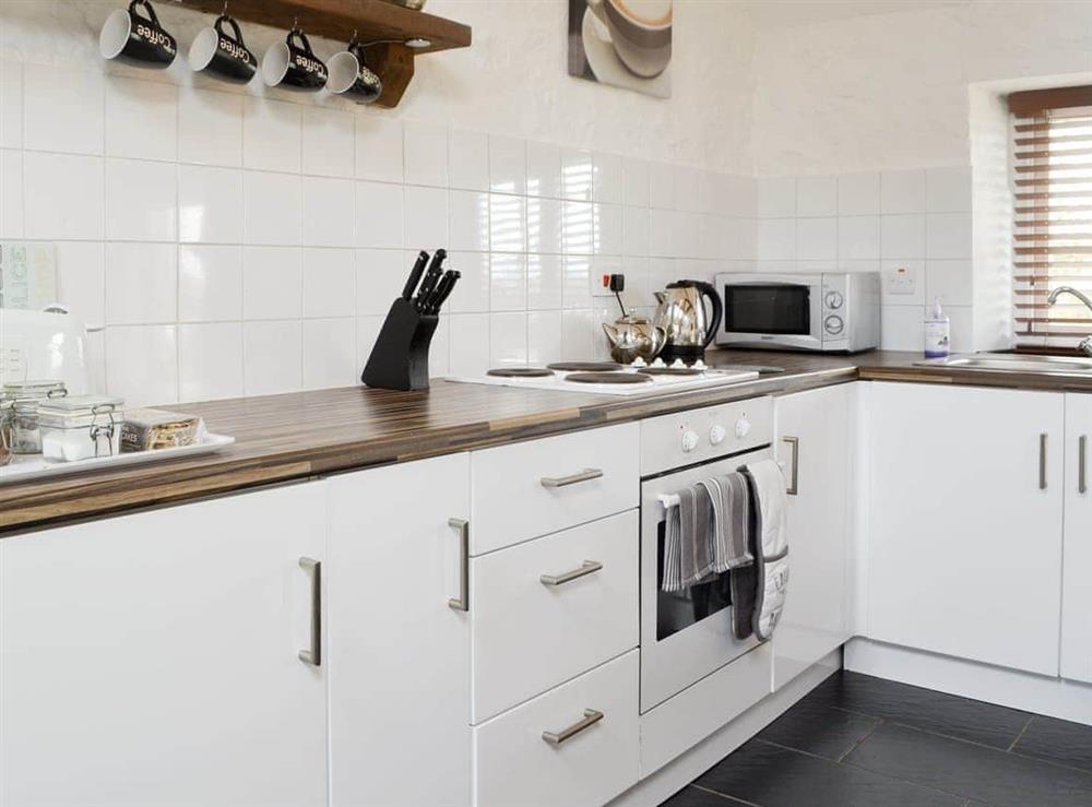 Well-equipped fitted kitchen at Daisy Cottage in Pwllheli, Gwynedd