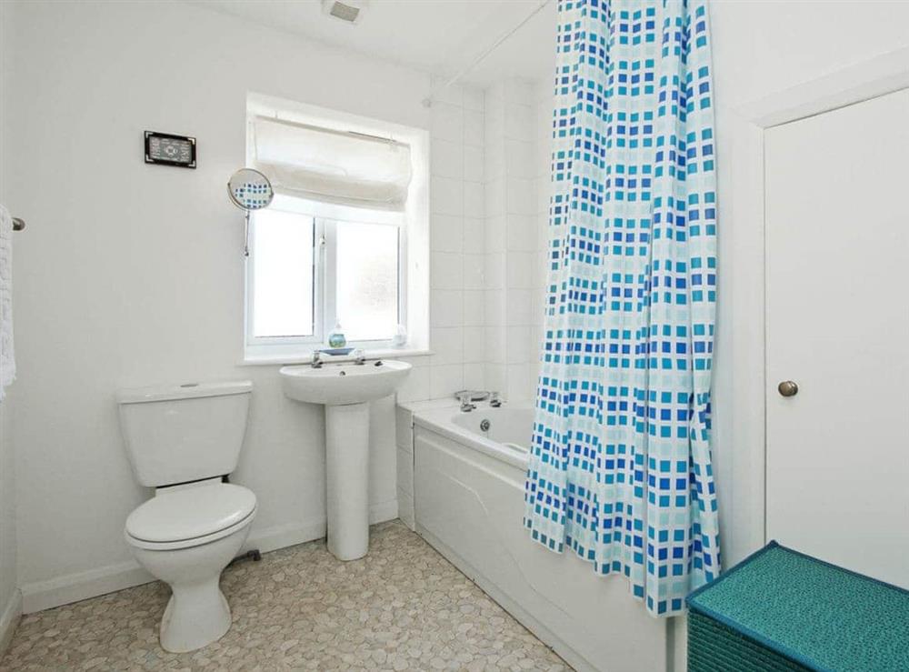 Well presented bathroom at Daisy Cottage in Seahouses, Northumberland